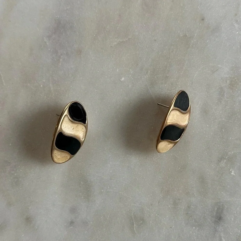 Vintage Earrings Gold Tone Black & Cream Enamel Studs